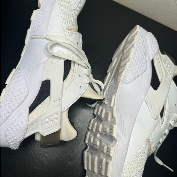 BLACK AND WHITE NIKE AIR HUARACHES SIZE 8.5 MENS/10 WOMENS - Picture 6 of 8